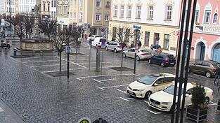 Die drei Taxistellplätze rechts bleiben, die sechs vor dem Jakobsbrunnen würden nach dem Beschluss des Ordnungsausschusses ersatzlos wegfallen. Die Suche nach einer Lösung ist eröffnet. Die drei Taxistellplätze rechts bleiben, die sechs vor dem Jakobsbrunnen würden nach dem Beschluss des Ordnungsausschusses ersatzlos wegfallen. Die Suche nach einer Lösung ist eröffnet.