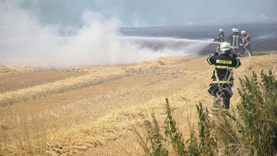 Die FFW Rötz beim Löschen des Feuers. Die FFW Rötz beim Löschen des Feuers.