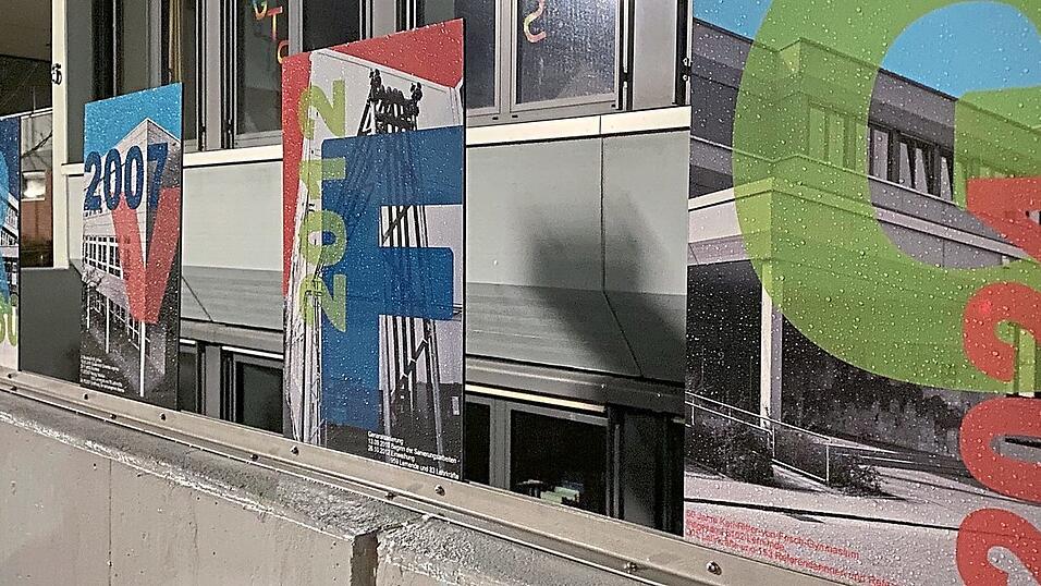Mit f&uuml;nf Schildern weist das Karl-Ritter-von-Frisch-Gymnasium neben dem Eingang auf die Feierlichkeiten zum 50-j&auml;hrigen Bestehen der Schule hin, die in diesem Jahr mit einer Kunstausstellung im Zehentstadel und einem Ehemaligenfest fortgesetzt und aus dem Kreishaushalt finanziert werden.