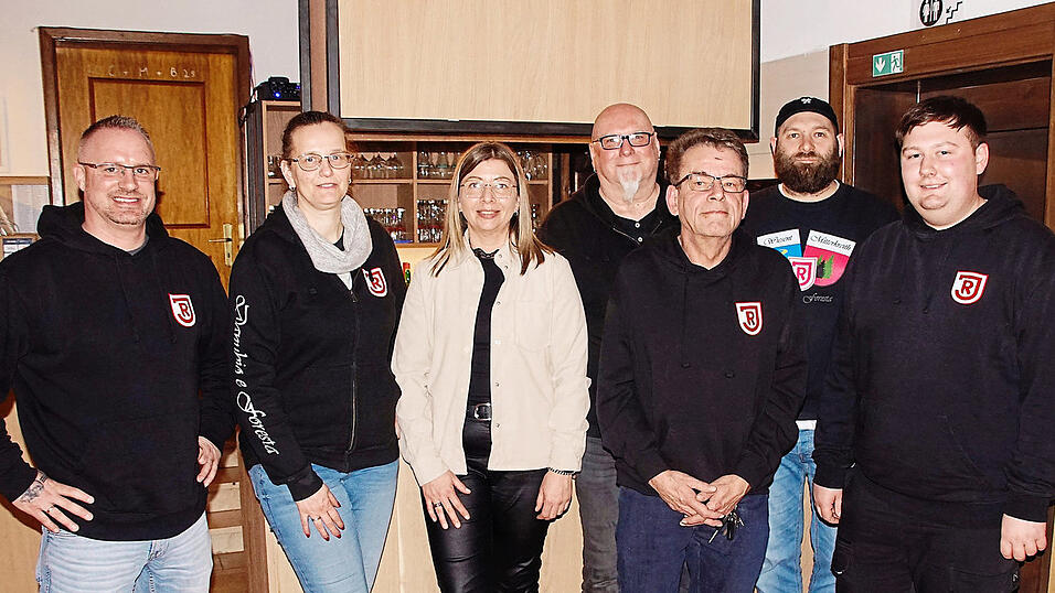 Das Führungsteam des Jahn-Fanclubs Danubio e Foresta mit Vorsitzendem Philipp Gritschmeier (Zweiter von rechts). Das Führungsteam des Jahn-Fanclubs Danubio e Foresta mit Vorsitzendem Philipp Gritschmeier (Zweiter von rechts).