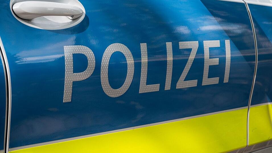 Ein Motorradfahrer ist bei einem Zusammenstoß mit einem Auto schwer verletzt worden. (Symbolbild) Ein Motorradfahrer ist bei einem Zusammenstoß mit einem Auto schwer verletzt worden. (Symbolbild)