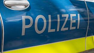 Ein Motorradfahrer ist bei einem Zusammenstoß mit einem Auto schwer verletzt worden. (Symbolbild) Ein Motorradfahrer ist bei einem Zusammenstoß mit einem Auto schwer verletzt worden. (Symbolbild)