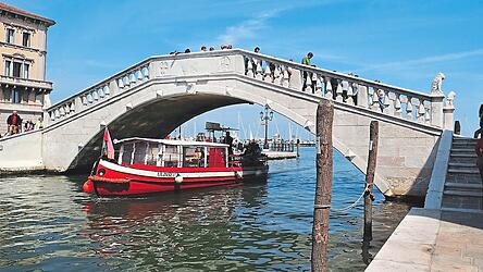 Langsam und beschaulich ist eine Bootstour auf den Wasserstraßen von Chioggia. Langsam und beschaulich ist eine Bootstour auf den Wasserstraßen von Chioggia.