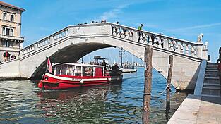 Langsam und beschaulich ist eine Bootstour auf den Wasserstra&szlig;en von Chioggia.