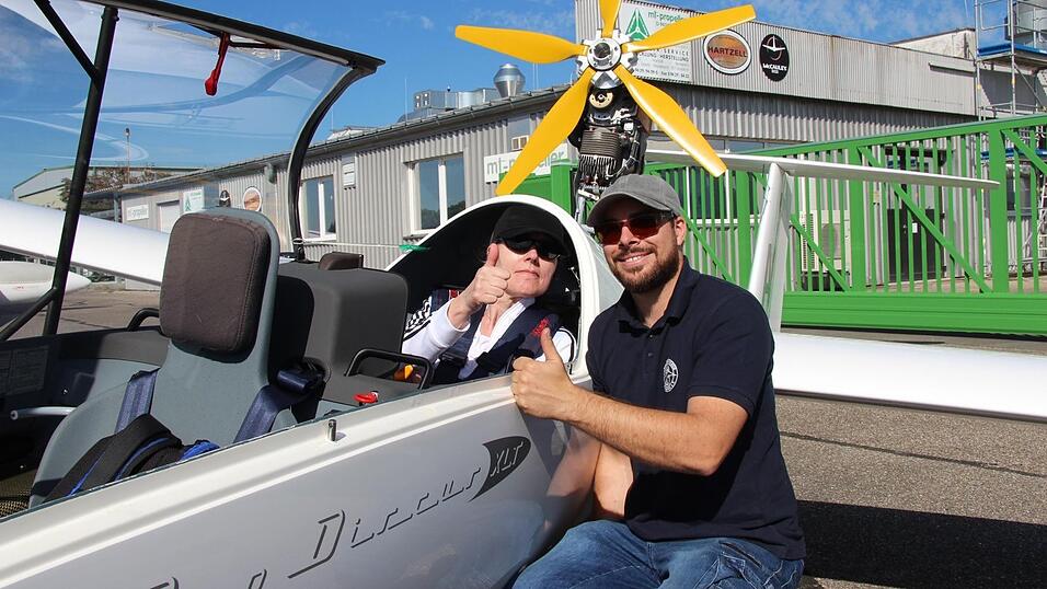 Daumen hoch für das große Segelflug-Abenteuer: Sabine und Pilot Karl Rieder , kurz vor dem Start am Flugplatz Straubing-Wallmühle.