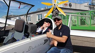 Daumen hoch für das große Segelflug-Abenteuer: Sabine und Pilot Karl Rieder , kurz vor dem Start am Flugplatz Straubing-Wallmühle.