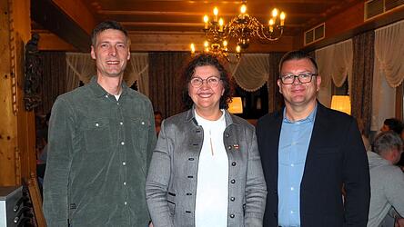 Ortsvorsitzender Roman Aschenbrenner (v. l.) und B&uuml;rgermeisterin Angelika Leitermann freuten sich &uuml;ber das gro&szlig;e Interesse, das Dr. Roland Meixensberger mit seinem Vortrag ausgel&ouml;st hat.