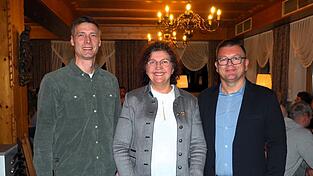 Ortsvorsitzender Roman Aschenbrenner (v. l.) und B&uuml;rgermeisterin Angelika Leitermann freuten sich &uuml;ber das gro&szlig;e Interesse, das Dr. Roland Meixensberger mit seinem Vortrag ausgel&ouml;st hat.