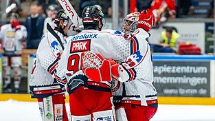 Nach den Heimpleiten gegen Dresden und Crimmitschau haben sich beim EV Landshut nach dem 7:3-Erfolg in Memmingen erst einmal wieder alle lieb - wie Seonwoo Park (links) und Philipp Dietl (rechts) hier beweisen.