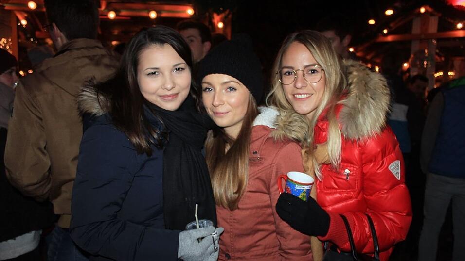 Seit einigen Jahren gehört auch die Weihnachtspyramide am Bischof-Sailer-Platz zur festen Institution zur Weihnachtszeit in Landshut, und ist vor allem bei der jüngeren Generation sehr beliebt. Seit einigen Jahren gehört auch die Weihnachtspyramide am Bischof-Sailer-Platz zur festen Institution zur Weihnachtszeit in Landshut, und ist vor allem bei der jüngeren Generation sehr beliebt.