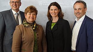 Landr&auml;tin Tanja Schweiger (Dritte von links) mit ihren Stellvertretern Irmgard Sauerer, Thomas Gabler (links) und Josef Sch&uuml;tz (rechts).