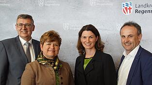 Landr&auml;tin Tanja Schweiger (Dritte von links) mit ihren Stellvertretern Irmgard Sauerer, Thomas Gabler (links) und Josef Sch&uuml;tz (rechts).
