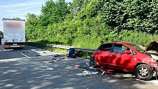 Das Auto wurde bei der Kollision auf der B20 massiv deformiert. Das Auto wurde bei der Kollision auf der B20 massiv deformiert.
