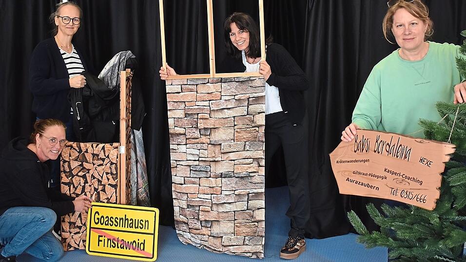 Chaotisch waren die Vorbereitungen f&uuml;r das Kasperltheater in dem fr&uuml;heren Schreibwarengesch&auml;ft - aber das ist es, was den Damen besonders gut gef&auml;llt.