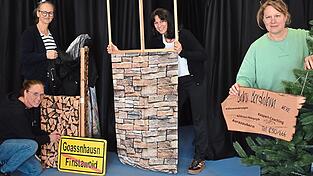 Chaotisch waren die Vorbereitungen f&uuml;r das Kasperltheater in dem fr&uuml;heren Schreibwarengesch&auml;ft - aber das ist es, was den Damen besonders gut gef&auml;llt.