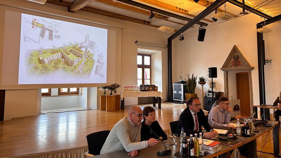 Planer Andreas Eckl erl&auml;utert den Stadtr&auml;ten die neue Planung f&uuml;r den zweiten Bauabschnitt. Daneben Heimleiterin Monika Lobmeier, B&uuml;rgermeister Martin Stoiber und Gesch&auml;ftsleiter Thomas Forster.