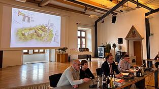 Planer Andreas Eckl erl&auml;utert den Stadtr&auml;ten die neue Planung f&uuml;r den zweiten Bauabschnitt. Daneben Heimleiterin Monika Lobmeier, B&uuml;rgermeister Martin Stoiber und Gesch&auml;ftsleiter Thomas Forster.