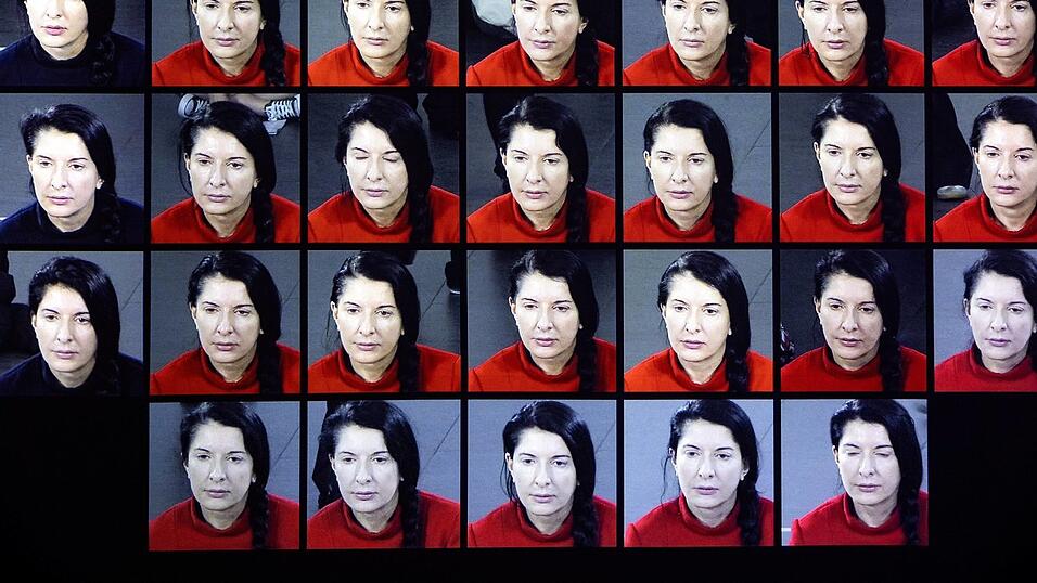 Marina Abramović blickt bei „The Artist is Present“ ihrem Gegenüber in die Augen. Marina Abramović blickt bei „The Artist is Present“ ihrem Gegenüber in die Augen.