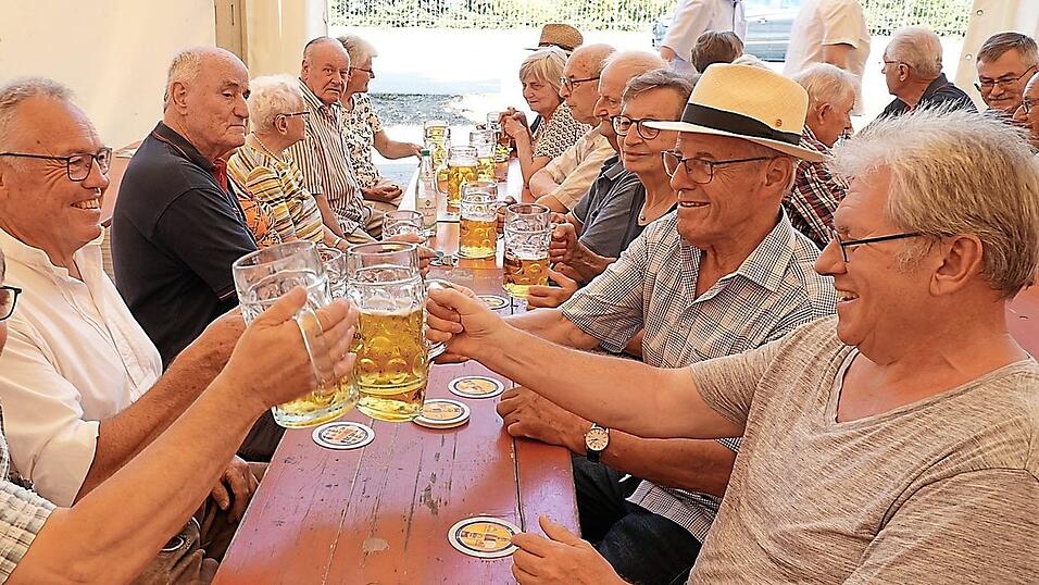 Zum Seniorennachmittag kam der Seniorenstammtisch der Feuerwehr Landau.