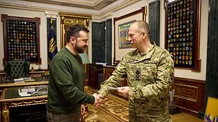 Nach tagelangen Protesten und Rücktrittsforderungen hat der ukrainische Präsident Wolodymyr Selenskyj den Oberbefehlshaber der Streitkräfte, Olexander Syrskyj, entlassen. (Archivbild) Nach tagelangen Protesten und Rücktrittsforderungen hat der ukrainische Präsident Wolodymyr Selenskyj den Oberbefehlshaber der Streitkräfte, Olexander Syrskyj, entlassen. (Archivbild)