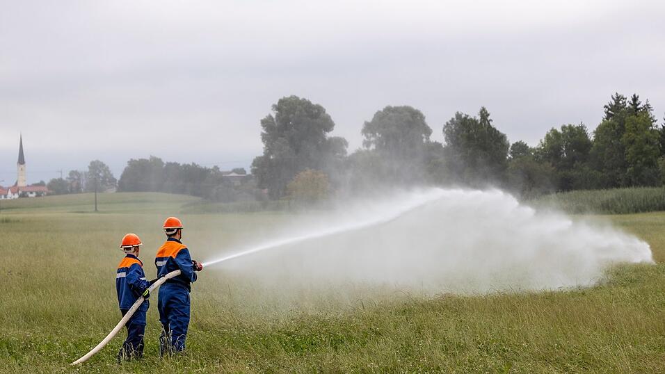 Ein „Feldbrand“ wird gelöscht. Ein „Feldbrand“ wird gelöscht.