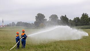 Ein „Feldbrand“ wird gelöscht.