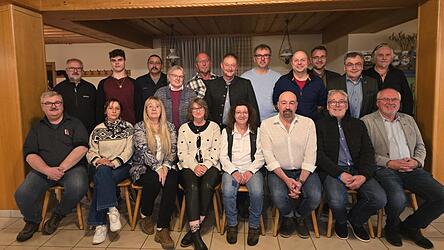 Die Kandidaten f&uuml;r die Kreistagsliste der AfD: Vorne rechts, sitzend, MdL Oskar Atzinger, daneben MdL Johann M&uuml;ller, dahinter, stehend, 2. von rechts. Bezirksrat Markus Hesse