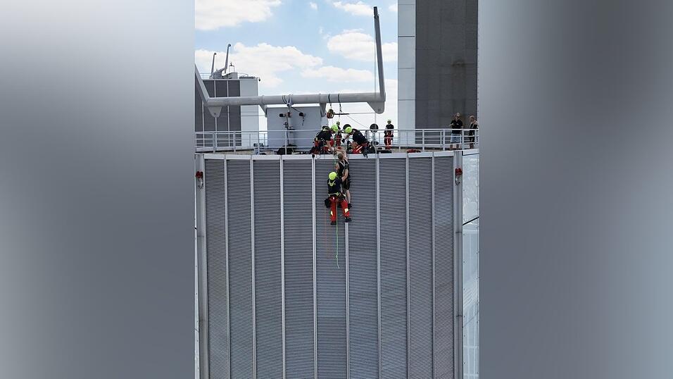 Die Arbeiter mussten laut Feuerwehr aus einer lebensgefährlichen Situation in 200 Metern Höhe gerettet werden. (Foto Handout) Die Arbeiter mussten laut Feuerwehr aus einer lebensgefährlichen Situation in 200 Metern Höhe gerettet werden. (Foto Handout)