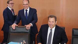 Vizekanzler Klingbeil leitet in Abwesenheit des Kanzlers die Kabinettssitzung.