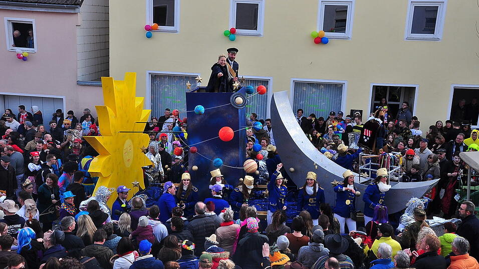 Da geht die Sonne auf: Der planetarische Prinzenwagen mit den Teisbacher Hoheiten Eva I. und Matthias III. Da geht die Sonne auf: Der planetarische Prinzenwagen mit den Teisbacher Hoheiten Eva I. und Matthias III.