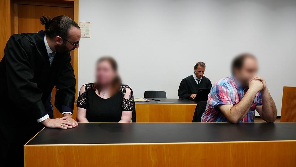 Den beiden Angeklagten, hier im ersten Prozess vor dem Amtsgericht, droht eine Gef&auml;ngnisstrafe wegen Misshandlung ihres Sohnes. (Archivbild)