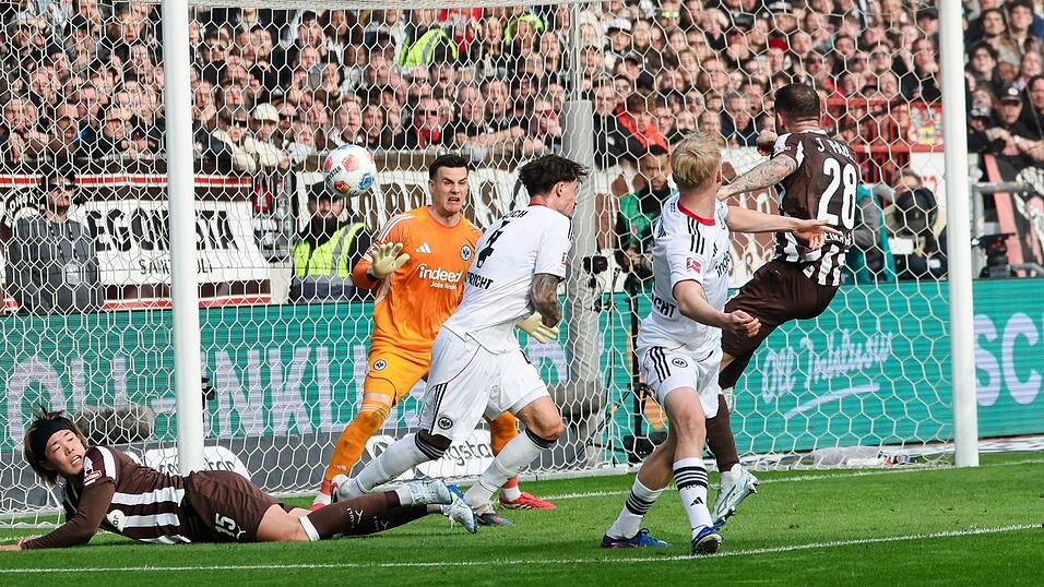 Gro&szlig;e Chance f&uuml;r St. Pauli: Paulis Mathias Pereira Lage (r) trifft nur den Pfosten.