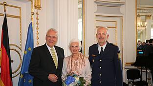 Thomas Schöniger, Polizeipräsident der Oberpfalz (rechts), hier mit seiner Frau, geht zum 1. Juni in den Ruhestand. Bayerns Innenminister Joachim Herrmann (links) würdigte sein Lebenswerk bei der feierlichen Abschlusszeremonie. Thomas Schöniger, Polizeipräsident der Oberpfalz (rechts), hier mit seiner Frau, geht zum 1. Juni in den Ruhestand. Bayerns Innenminister Joachim Herrmann (links) würdigte sein Lebenswerk bei der feierlichen Abschlusszeremonie.