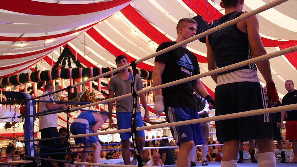 Im Lechner-Festzelt hie&szlig; es am Sonntag wieder 'Let&acute;s get ready to rumble'.