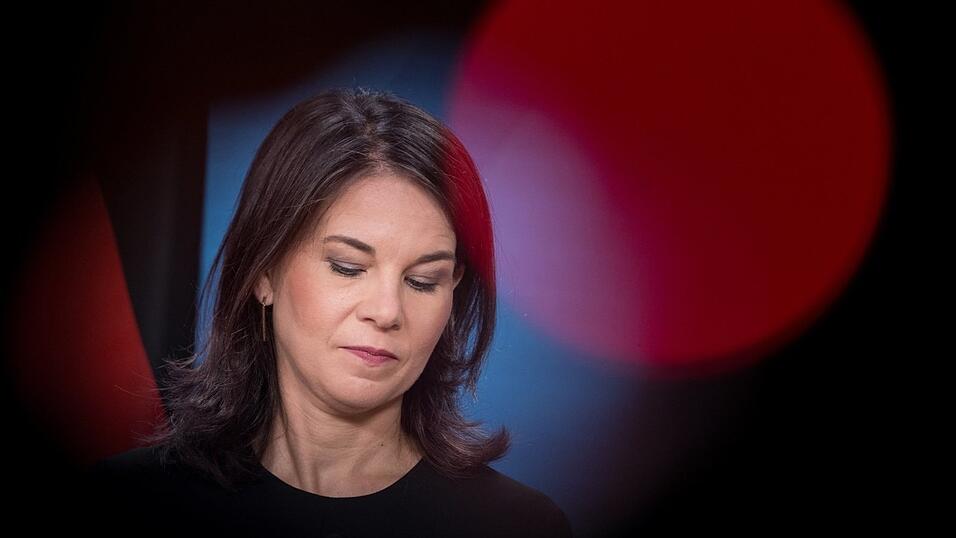Augen zu und durch: Für Annalena Baerbock wird die Visa-Affäre in ihrem Ministerium zum wachsenden Problem. Augen zu und durch: Für Annalena Baerbock wird die Visa-Affäre in ihrem Ministerium zum wachsenden Problem.