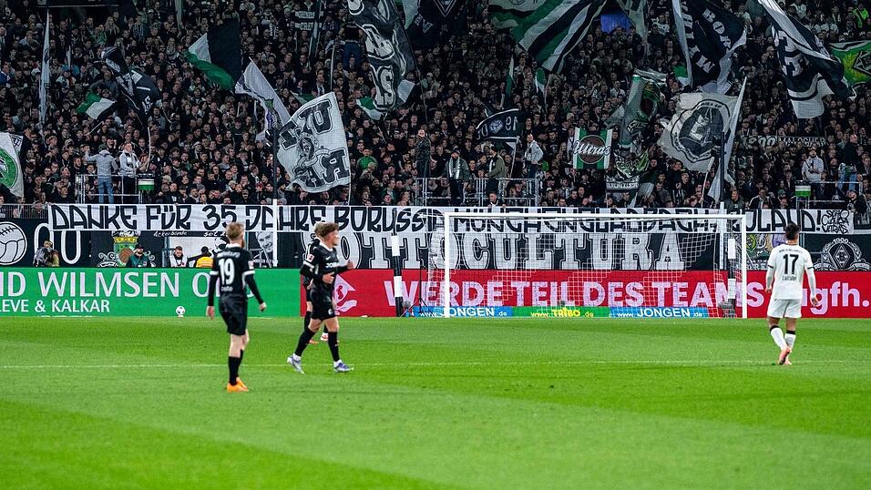 Mit einem Spruchband haben sich die Gladbacher Fans bei Roland Virkus bedankt.