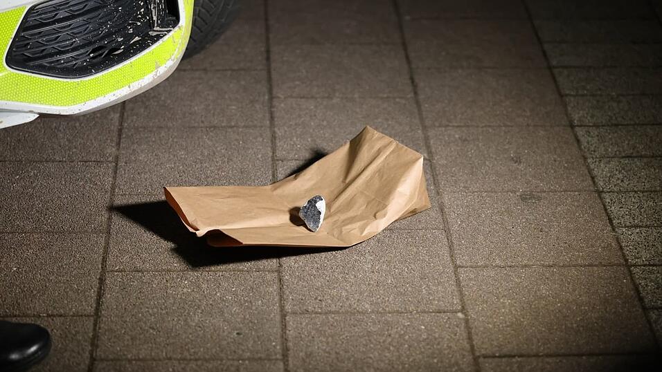 Der Meteorit in Koblenz wurde zum Gr&ouml;&szlig;envergleich vor ein Auto gelegt.