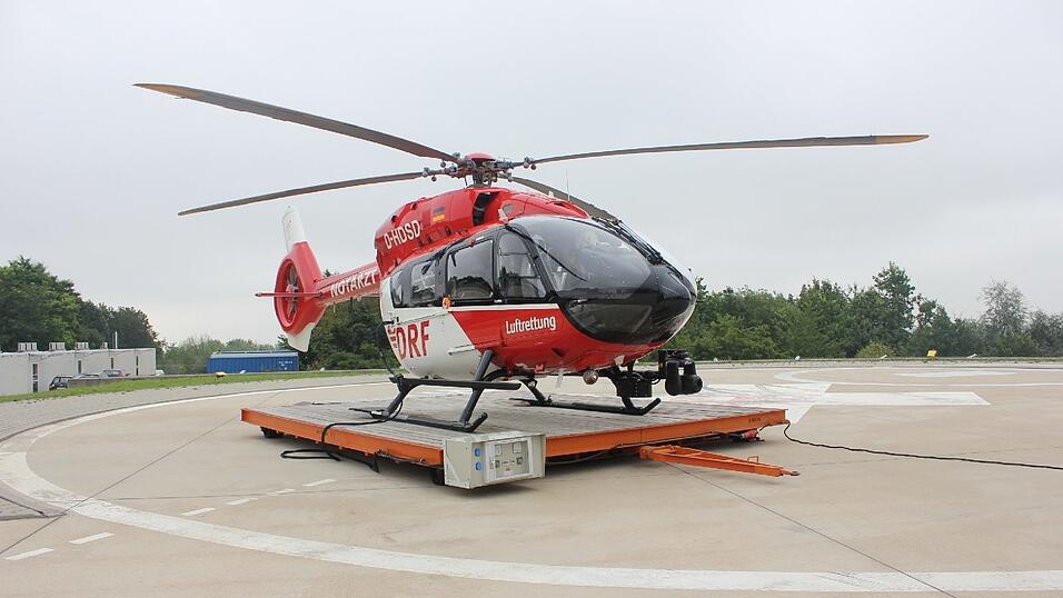 Die Besatzung des Rettungshelikopters besteht in der Regel aus drei Personen: Pilot, Rettungassistent mit Zusatzausbildung HEMS-TC und Notarzt.