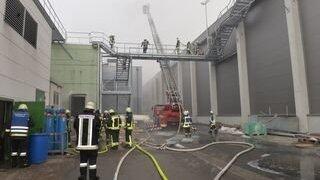 Es dauerte bis in die frühen Morgenstunden, ehe die Einsatzkräfte der Feuerwehr das Feuer unter Kontrolle hatten. (Foto: ih) Es dauerte bis in die frühen Morgenstunden, ehe die Einsatzkräfte der Feuerwehr das Feuer unter Kontrolle hatten. (Foto: ih)