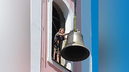 Die gro&szlig;e Glocke wurde beim Schallloch in Empfang genommen.