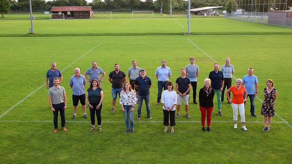 Die neu gewählte Vorstandschaft des TSV Kronwinkl, allerdings ohne Vorsitzenden und ohne die beiden zweiten Vorsitzenden. Diese wichtigen Ämter konnten (vorerst) nicht besetzt werden. Die neu gewählte Vorstandschaft des TSV Kronwinkl, allerdings ohne Vorsitzenden und ohne die beiden zweiten Vorsitzenden. Diese wichtigen Ämter konnten (vorerst) nicht besetzt werden.