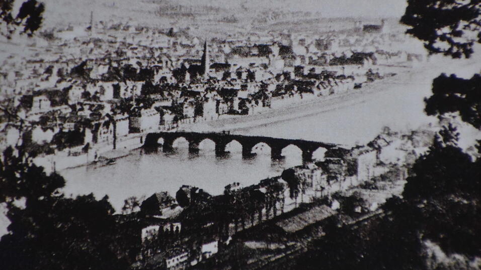Eine alte Aufnahme der 'Alten Moselbr&uuml;cke' von Trier, einem r&ouml;mischen Baudenkmal und mittlerweile UNESCO-Welterbe.