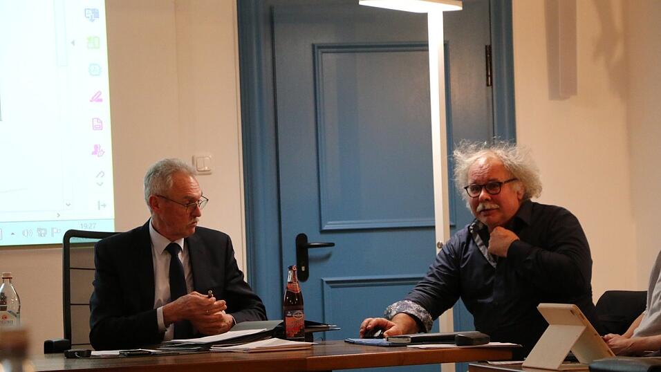 Architekt Stefan Lautner (r.) stellte die Planung zum Kinderhaus Wurzelzwerge vor.