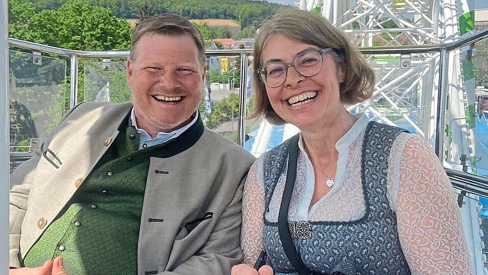 Schausteller-Sprecher Andreas Pfeffer im Gespr&auml;ch mit Redakteurin Elisabeth Geiling-Pl&ouml;tz im Riesenrad.