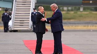 Kremlchef Wladimir Putin, gegen den ein Haftbefehl des Internationalen Strafgerichtshofs vorliegt, wurde von US-Präsident Donald Trump mit einem Schulterklopfer und auf einem roten Teppich begrüßt.