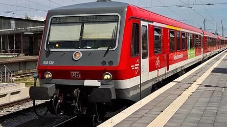 Viele Regionalz&uuml;ge fahren mit einem Zugbegleiter. Die Eisen- und Verkehrsgewerkschaft (EVG) fordert deshalb seit Jahren Doppelbesetzungen. Doch eine generelle Pflicht dazu ist nicht in Sicht.