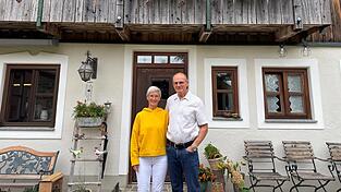 Gabi und Stefan Antholzer vor ihrem Haus in Kröning. Gabi und Stefan Antholzer vor ihrem Haus in Kröning.