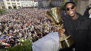 Dennis Schr&ouml;der, Basketball-Weltmeister, steht bei einem Empfang auf dem Balkon vom Braunschweiger Rathaus.&nbsp;