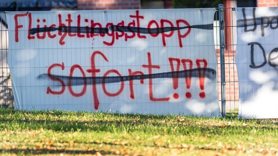 Ein Protestschild mit der durchgestrichenen Aufschrift 'Flüchtlingsstopp sofort' steht an einer Ortsdurchfahrt. Bundesweit positionieren sich Bürger gegen die Aufnahme von Geflüchteten - so auch in Gachenbach. Ein Protestschild mit der durchgestrichenen Aufschrift 'Flüchtlingsstopp sofort' steht an einer Ortsdurchfahrt. Bundesweit positionieren sich Bürger gegen die Aufnahme von Geflüchteten - so auch in Gachenbach.