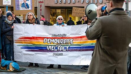 Demonstration des «Passauer Bündnisses für Demokratie und Vielfalt» protestierten gegen EVP-Chef Weber und eine Zusammenarbeit der EVP mit der AfD im EU-Parlament. Demonstration des «Passauer Bündnisses für Demokratie und Vielfalt» protestierten gegen EVP-Chef Weber und eine Zusammenarbeit der EVP mit der AfD im EU-Parlament.